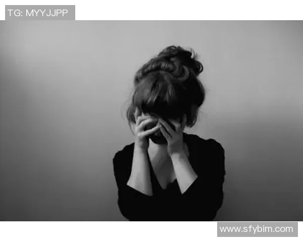 足球明星心中的孤独与伤感瞬间的真实写照