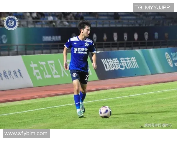 足球明星在比赛中突发哮喘引发关注球迷对运动员健康的讨论与思考